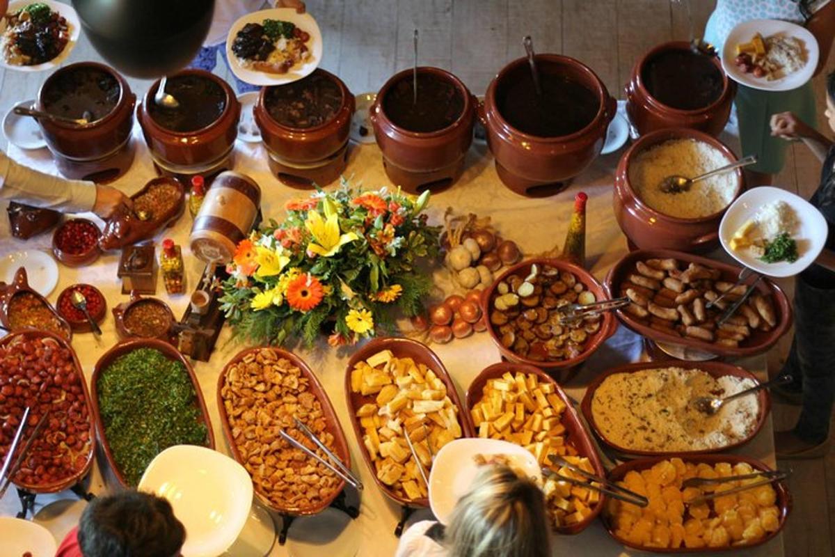 un tavolo con un sacco di diversi tipi di cibo