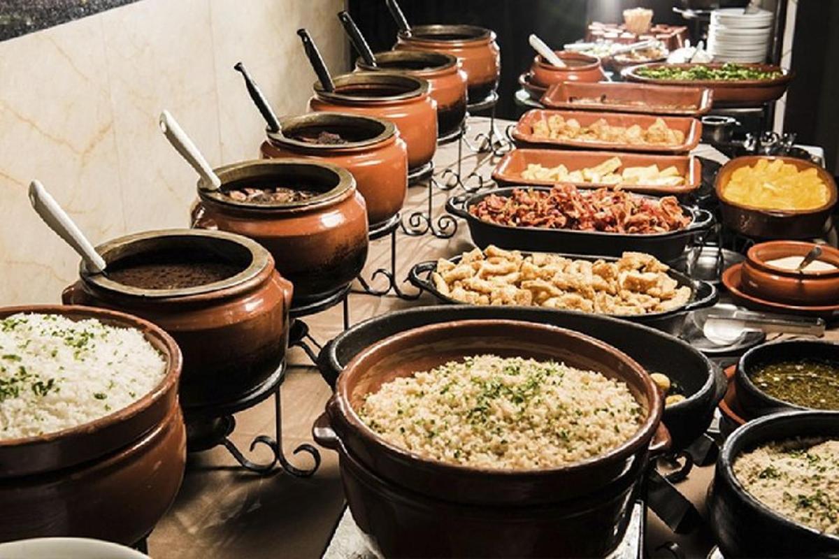 un buffet pieno di tante pentole e padelle di cibo