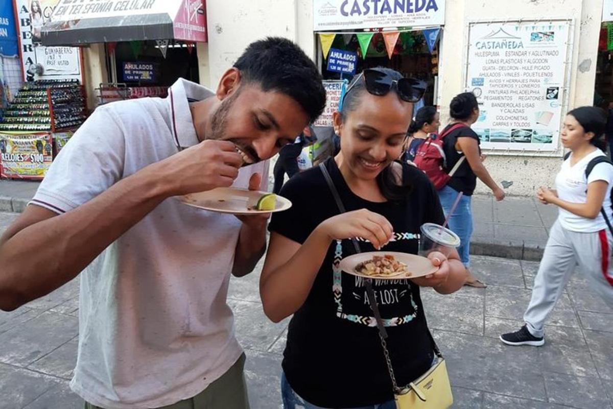 um homem alimentando uma mulher com um prato de comida