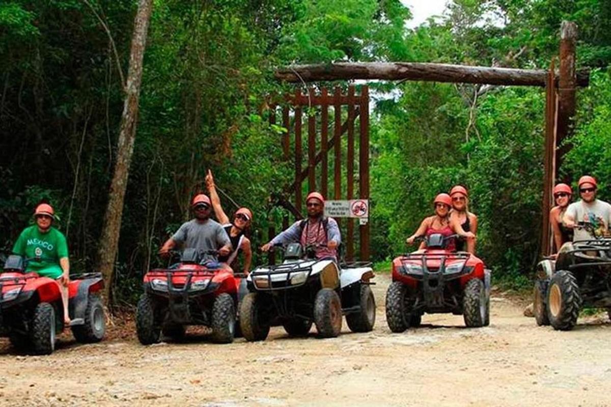 grupp inimesi, kes sõidavad metsas ATV-dega