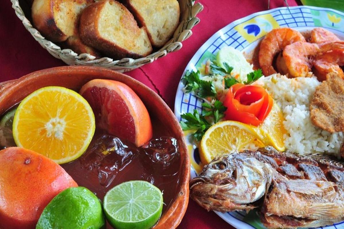 un piatto di cibo con pesce, riso e pane