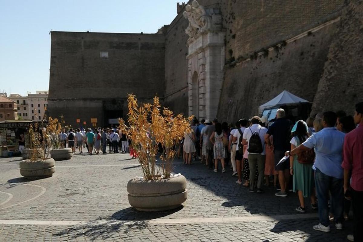 μια ομάδα ανθρώπων που στέκονται έξω από ένα κτίριο