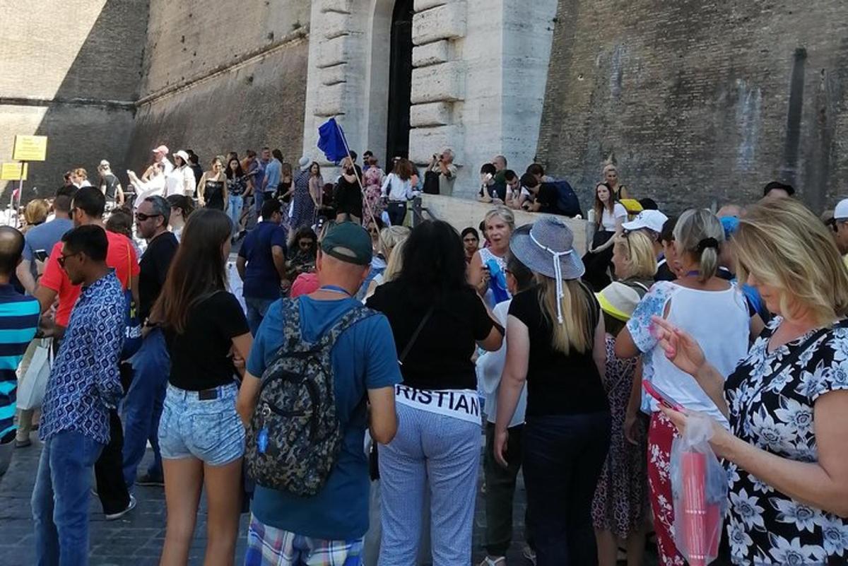 μια ομάδα ανθρώπων που στέκονται τριγύρω μέσα σε ένα πλήθος