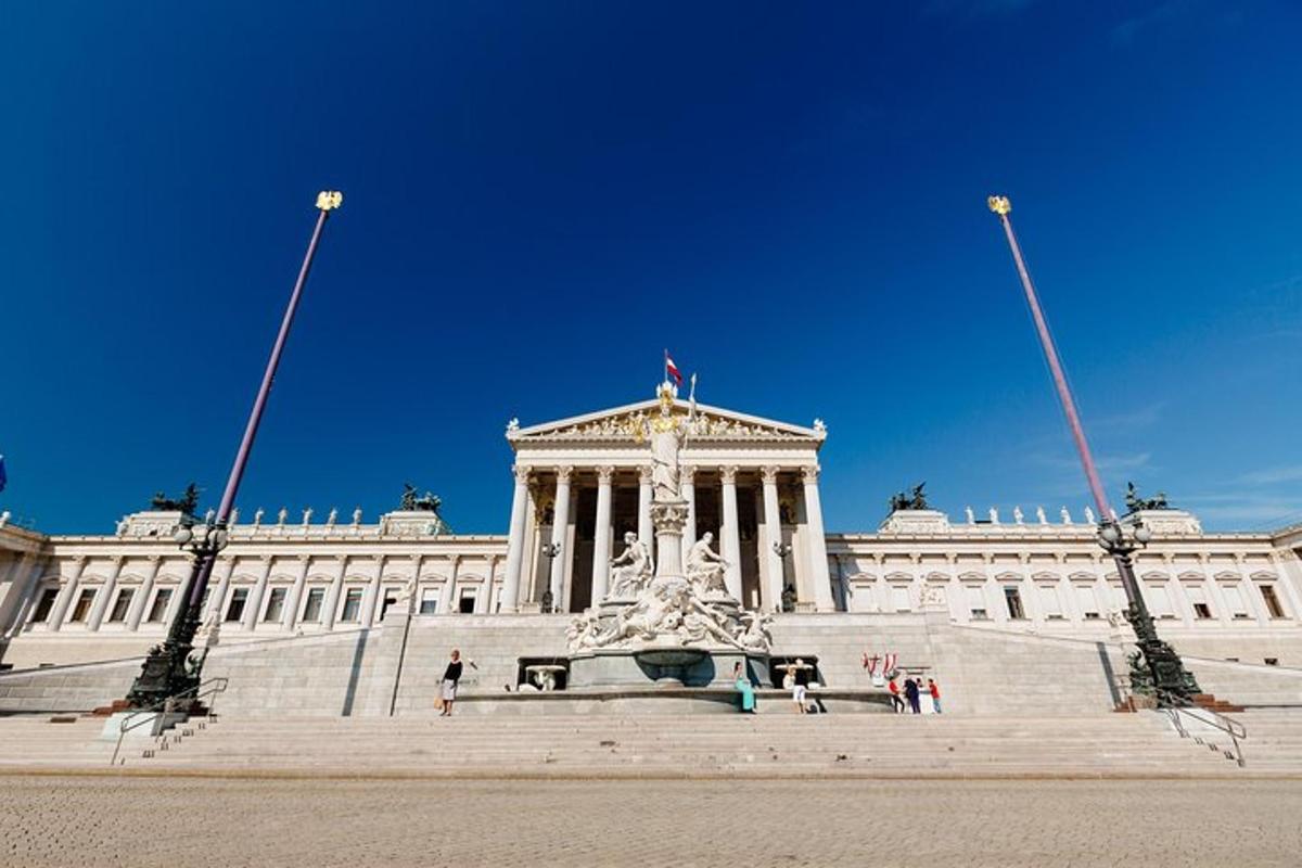 ein großes Gebäude mit einer Statue davor