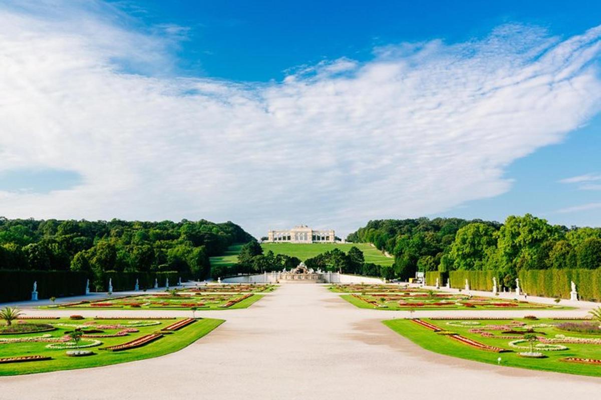 pemandangan istana versailles dari taman-taman
