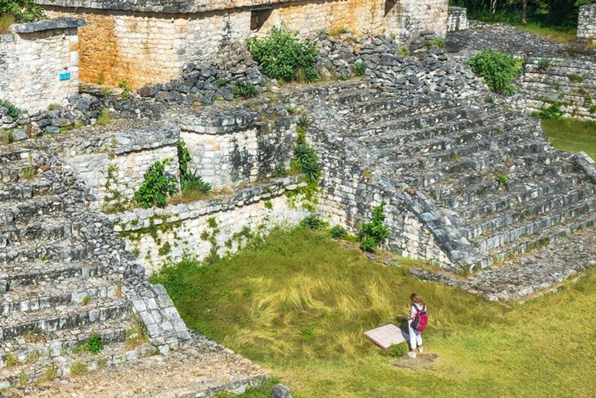 ženska, ki stoji v ruševinah amfiteatra