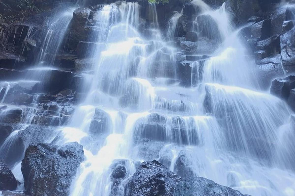 krioklys su vandeniu, tekančio per uolas