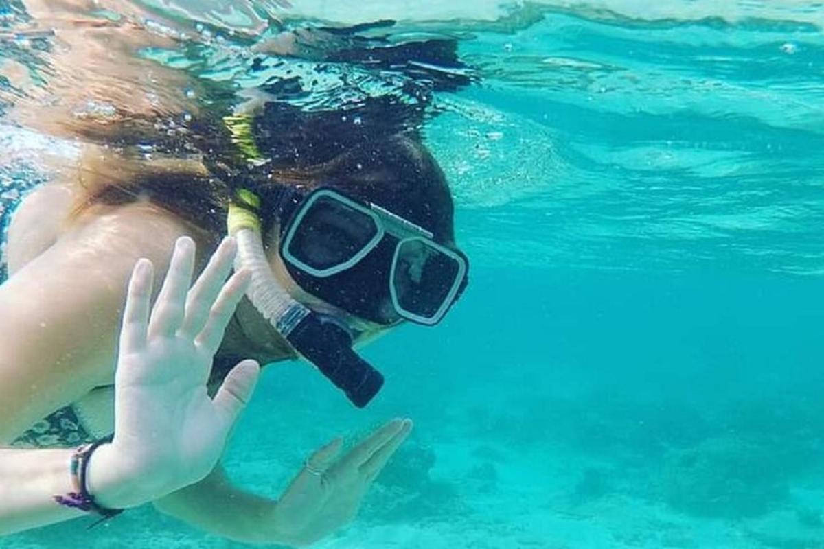 una persona in piscina con gli occhialini