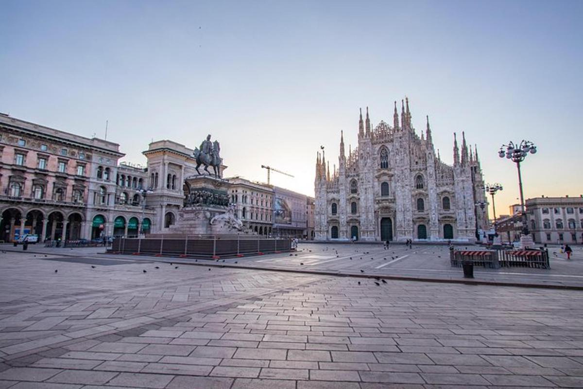un grande edificio con una statua di fronte