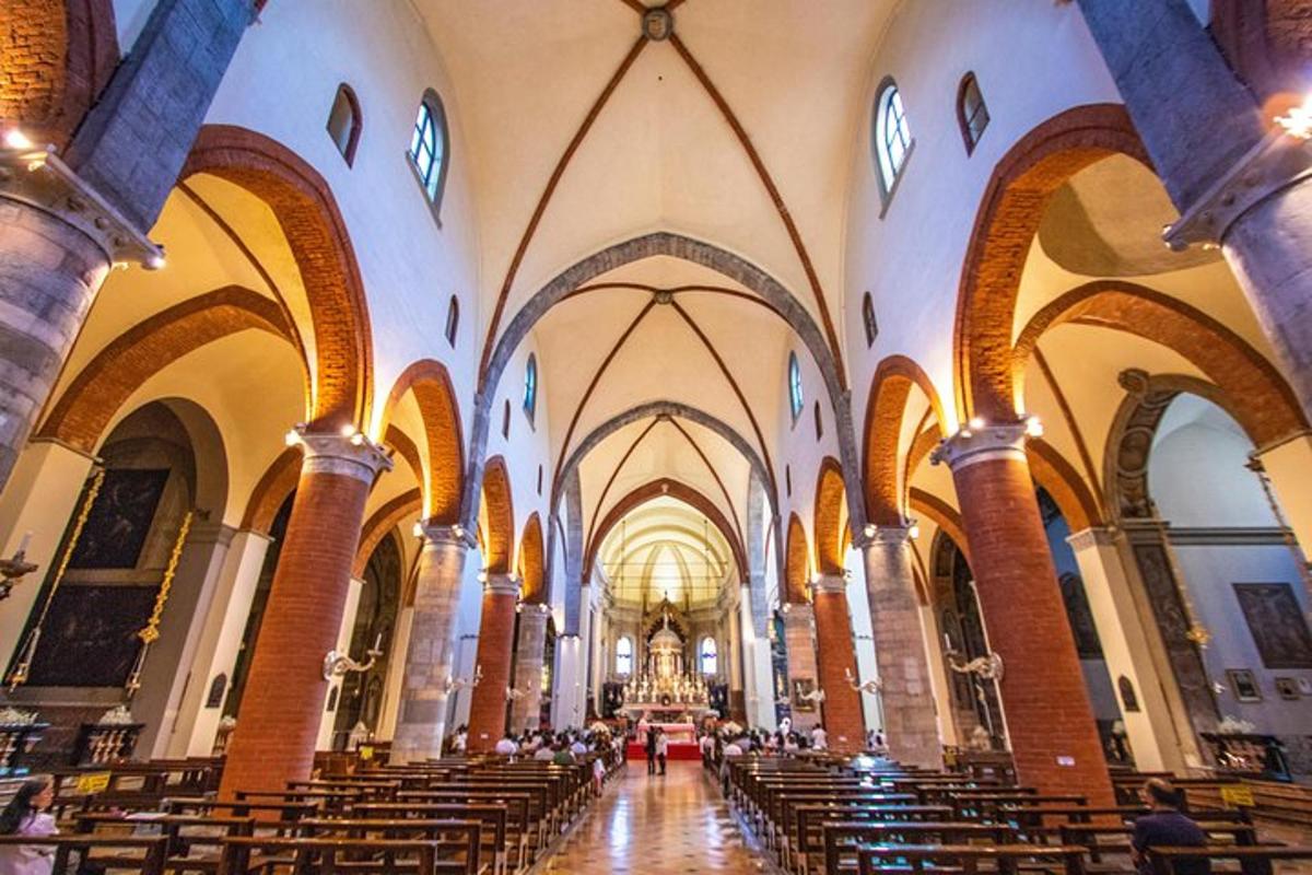 uma grande igreja com fileiras de bancos