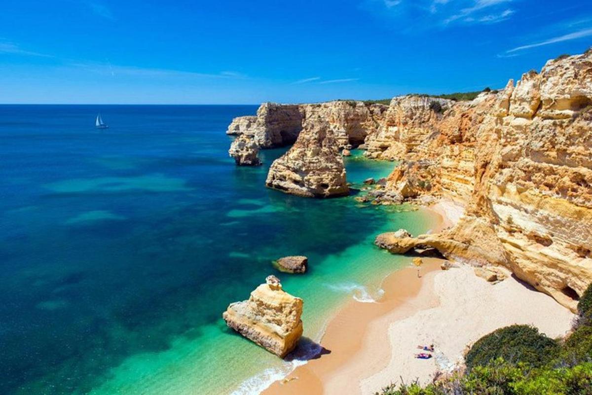 una vista di una spiaggia con rocce nell'acqua