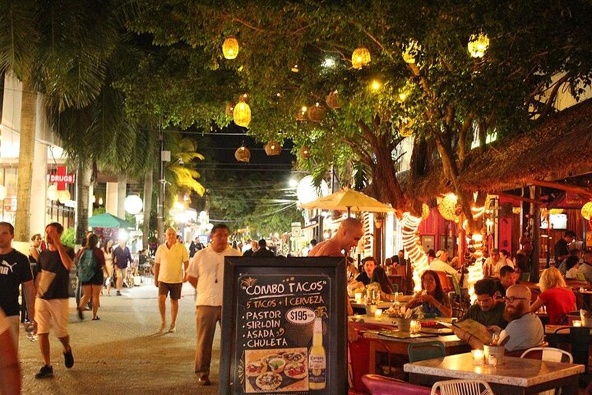 skupina lidí sedících ve venkovní restauraci
