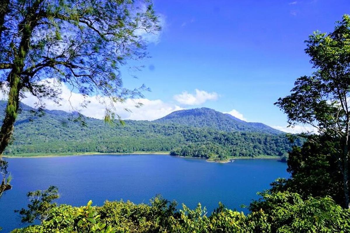 pohled na velké jezero v horách