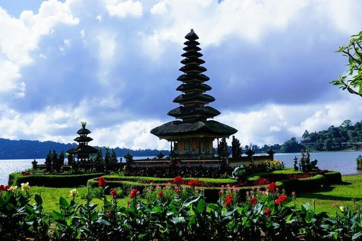 pagoda uprostřed zahrady s květinami