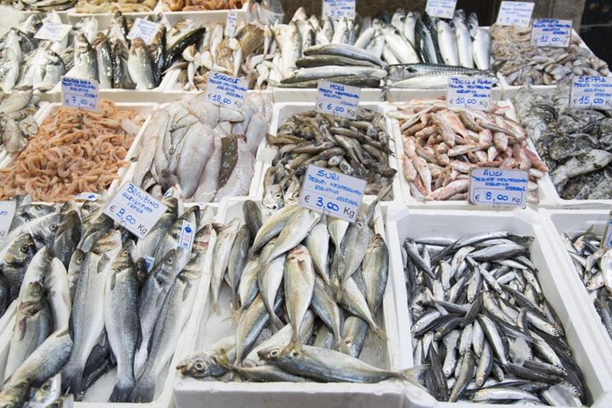 een tentoonstelling van vis die te koop wordt aangeboden op een vismarkt