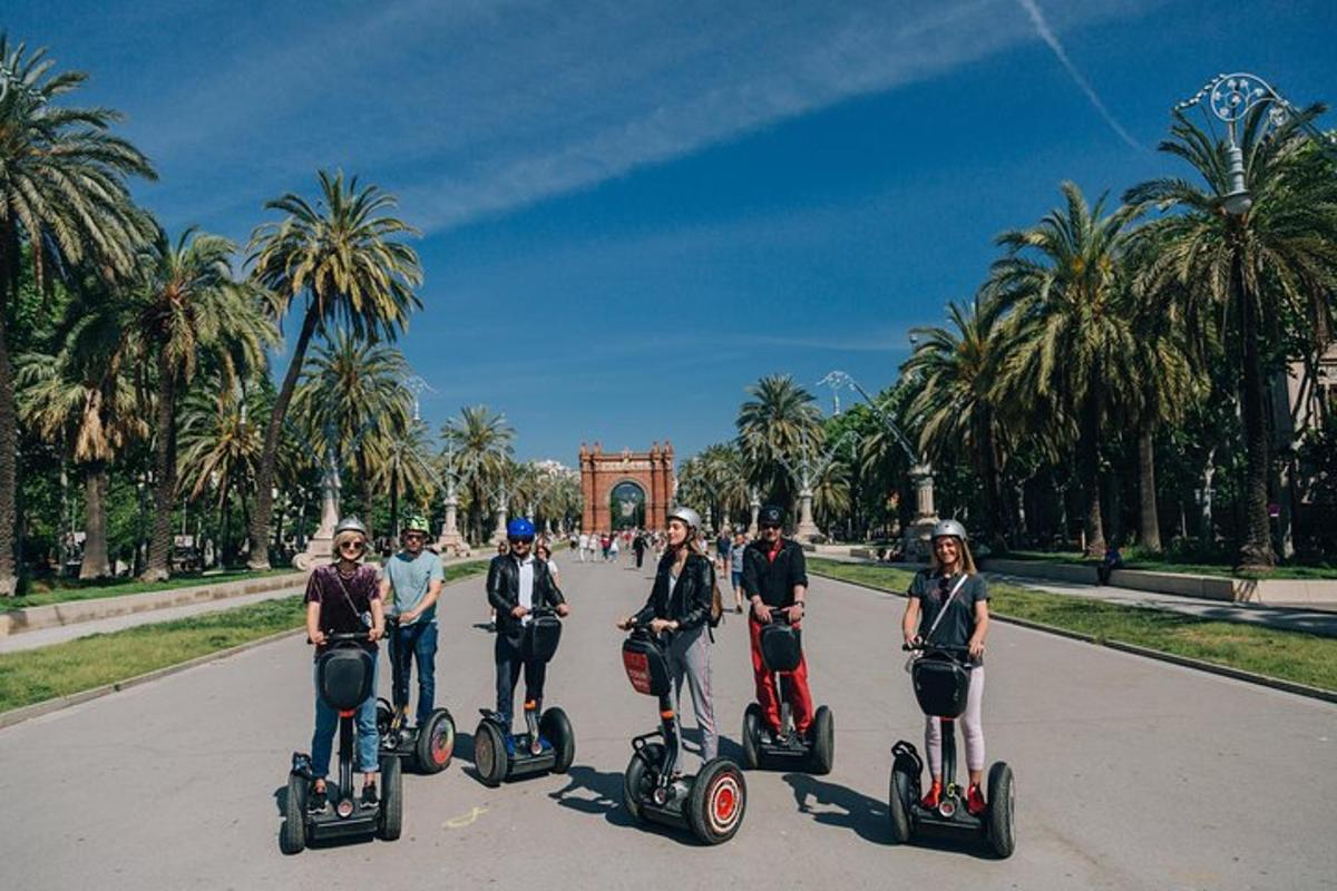 um grupo de pessoas andando de segway por uma rua