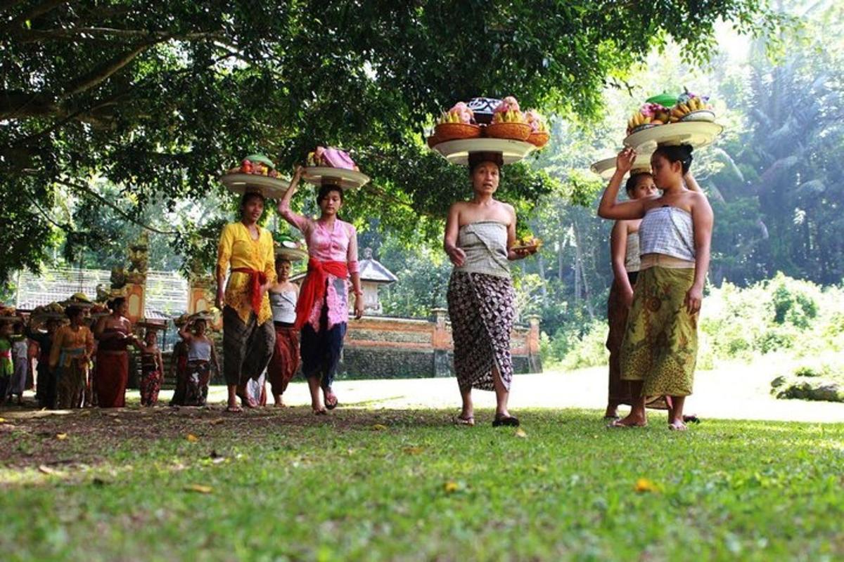 sekumpulan wanita berdiri di rumput dengan bakul di kepala mereka