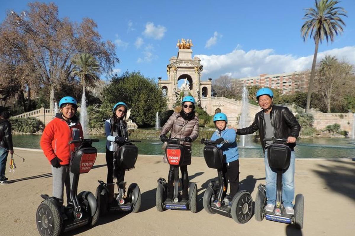 um grupo de pessoas andando de bicicleta em frente a uma fonte