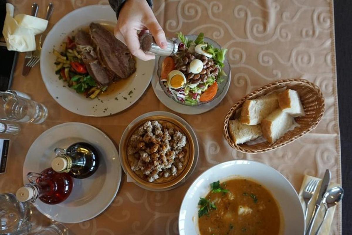 una taula amb plats de menjar i bols de menjar