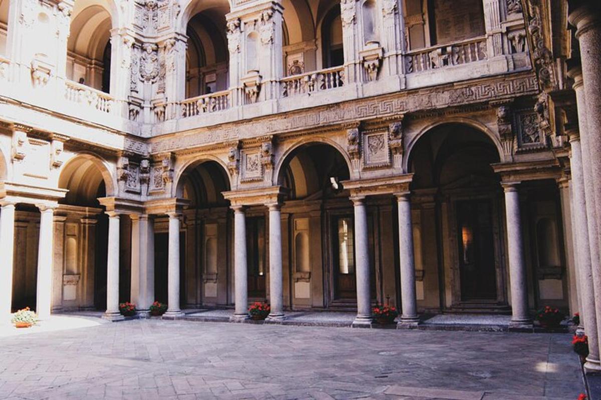 un grande edificio con colonne e un balcone