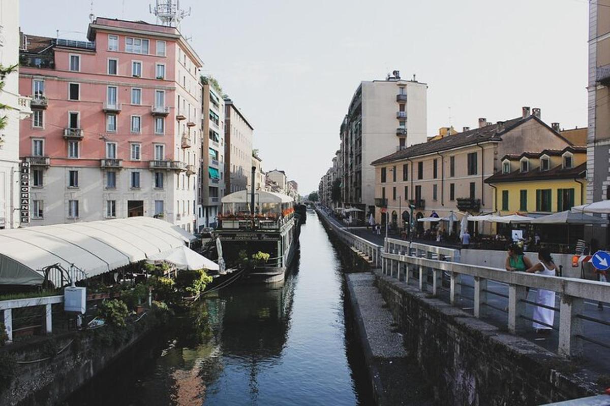 un canale nel mezzo di una città con edifici