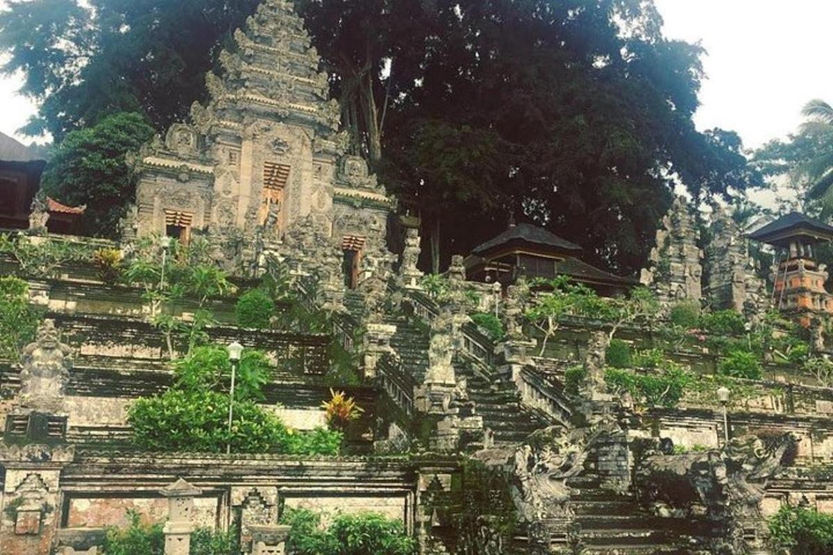 un grande edificio in pietra con scale di fronte