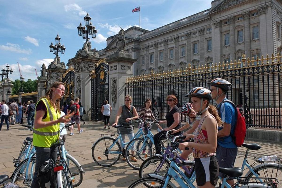 um grupo de pessoas em bicicletas em frente a um prédio
