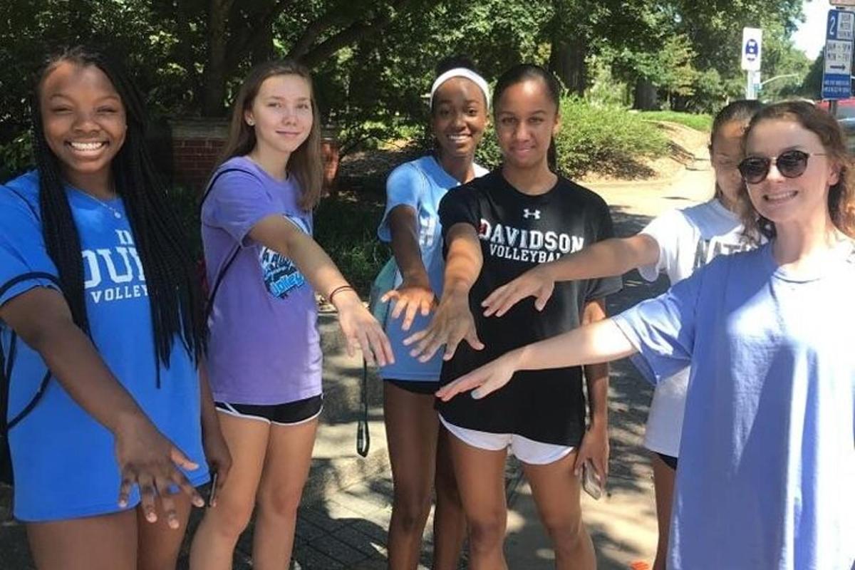 um grupo de pessoas posando para uma foto