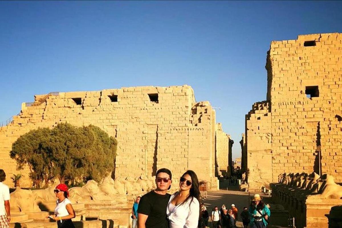 ένας άνδρας και μια γυναίκα που στέκονται μπροστά σε ένα κτίριο
