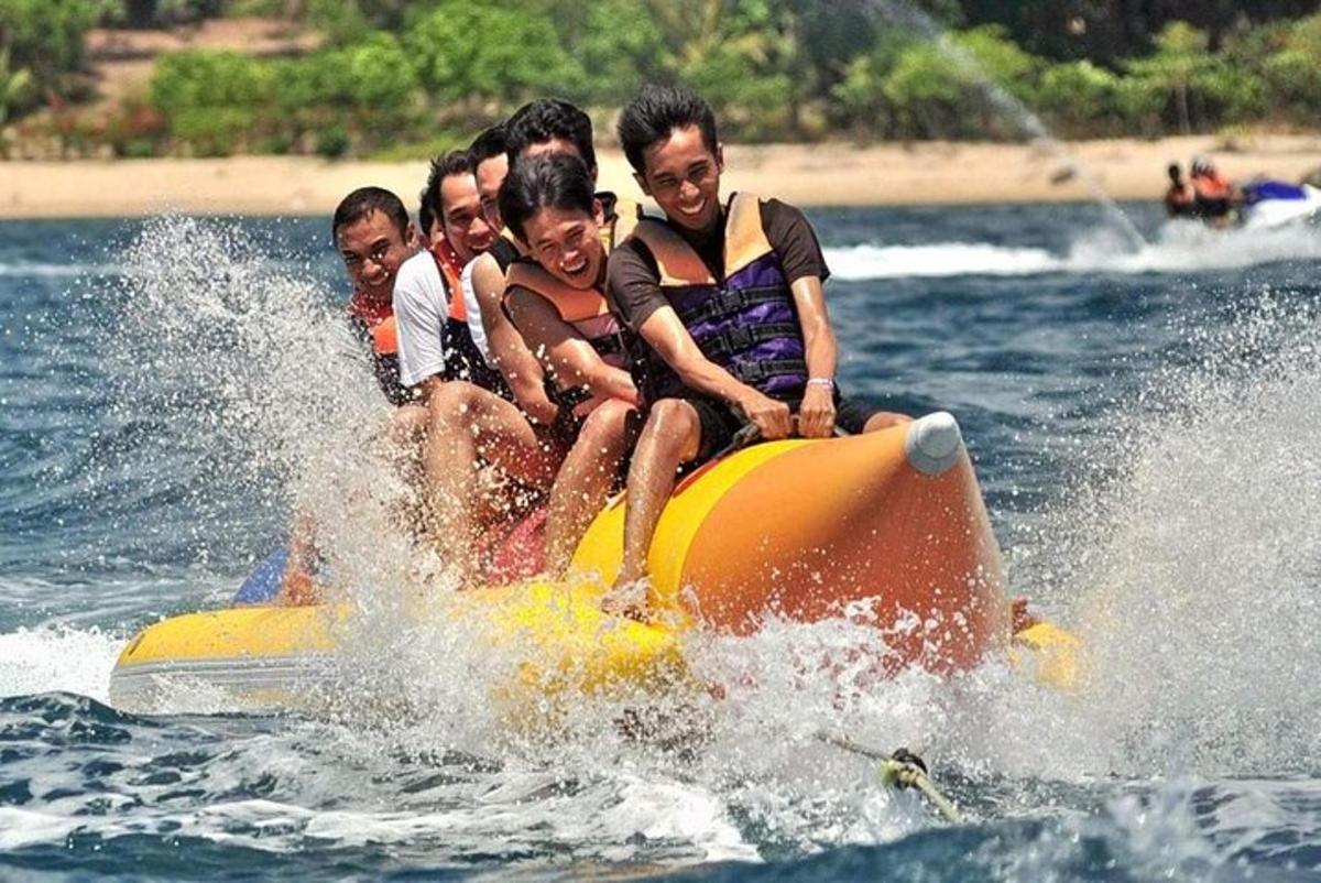 Un grupo de personas viajando en una moto acuática en el agua.