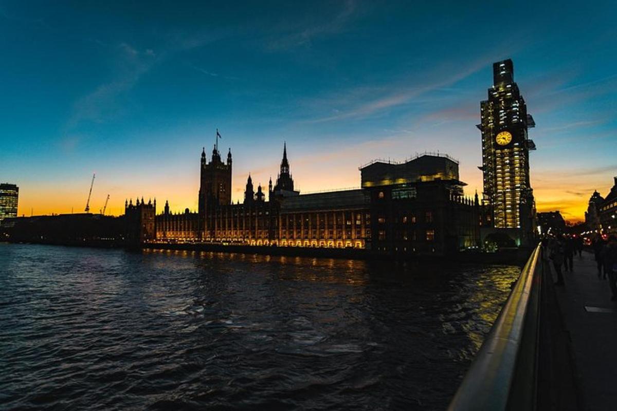 μια θέα του πύργου ρολογιού Big Ben και της πόλης