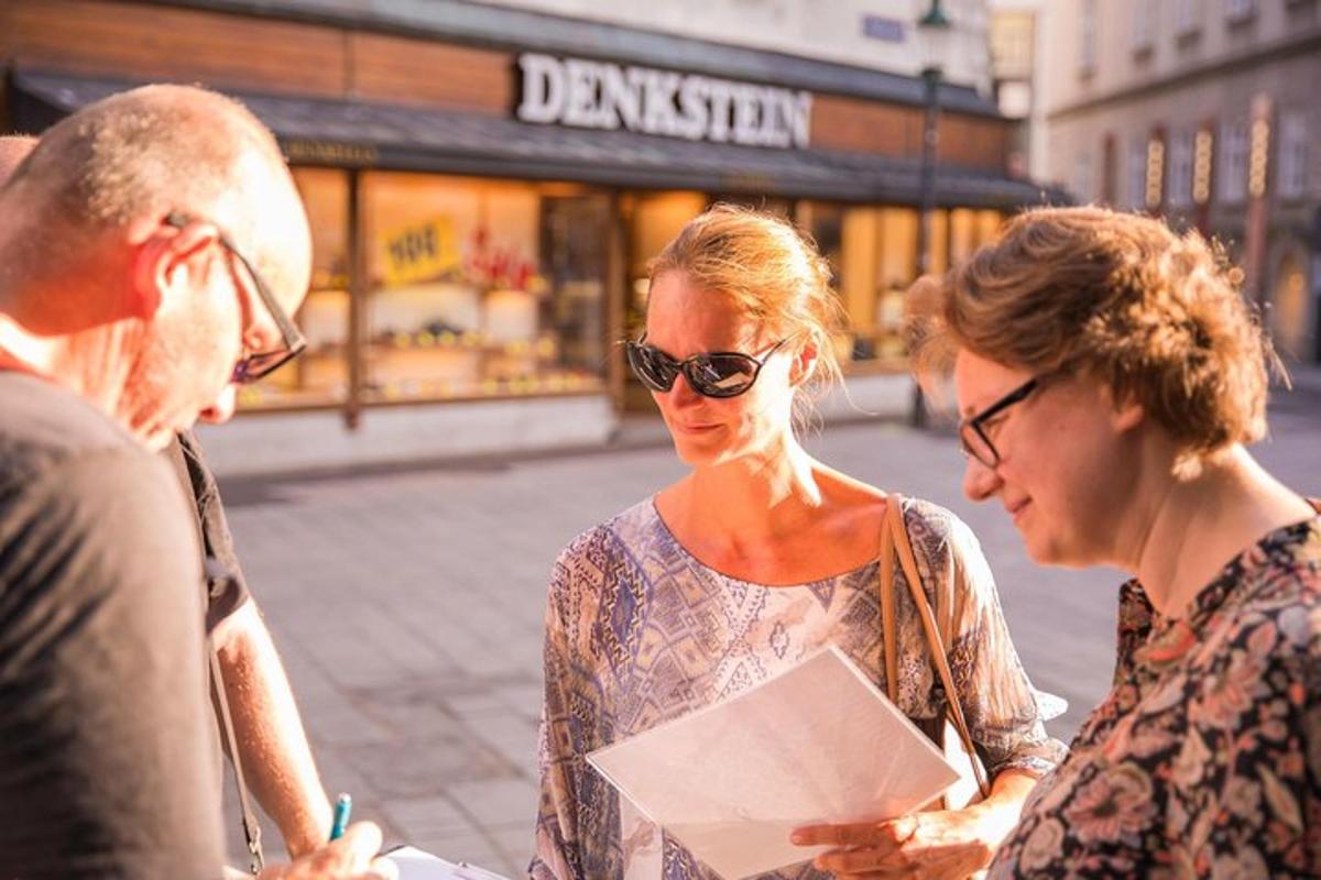 en gruppe mennesker som står på en bygate