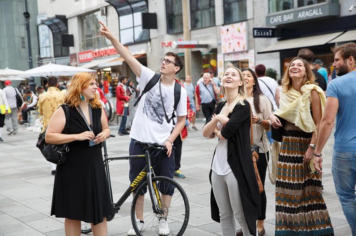 un grup de oameni care stau pe o stradă a orașului