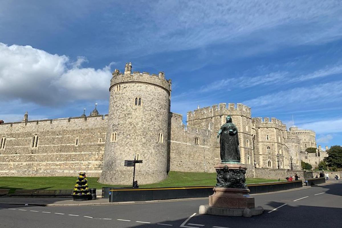 un castel cu o statuie în fața lui