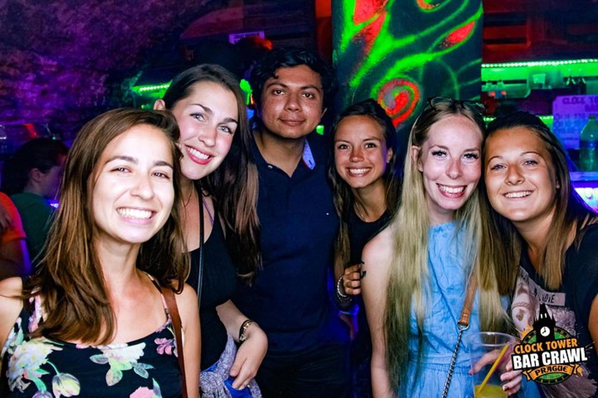 skupina lidí pózujících pro fotografii na večírku
