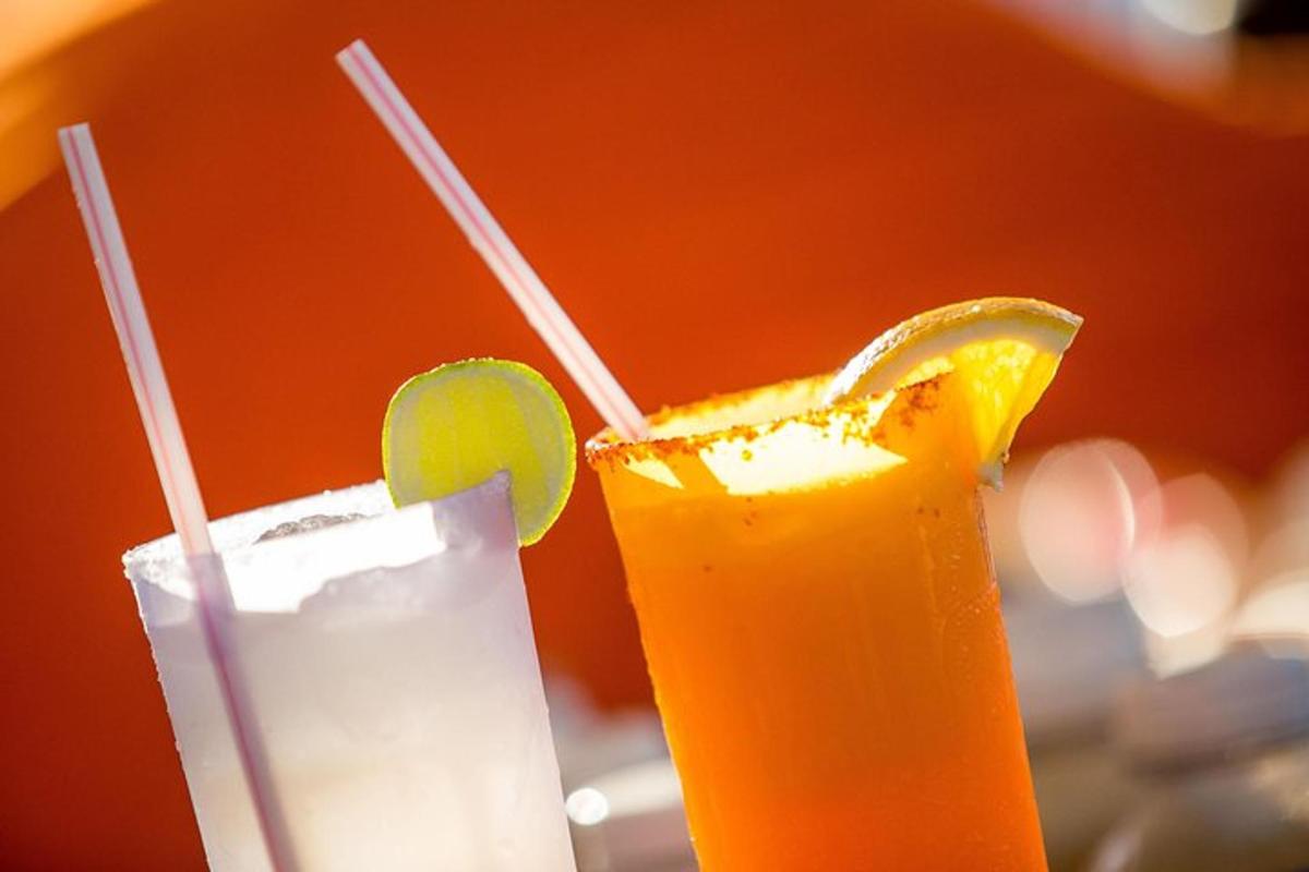 due drink con una fetta d'arancia e un lime