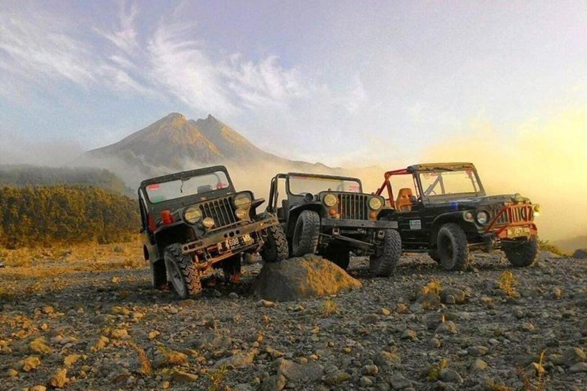 dos jeepneys aparcats en un camp rocós amb una muntanya