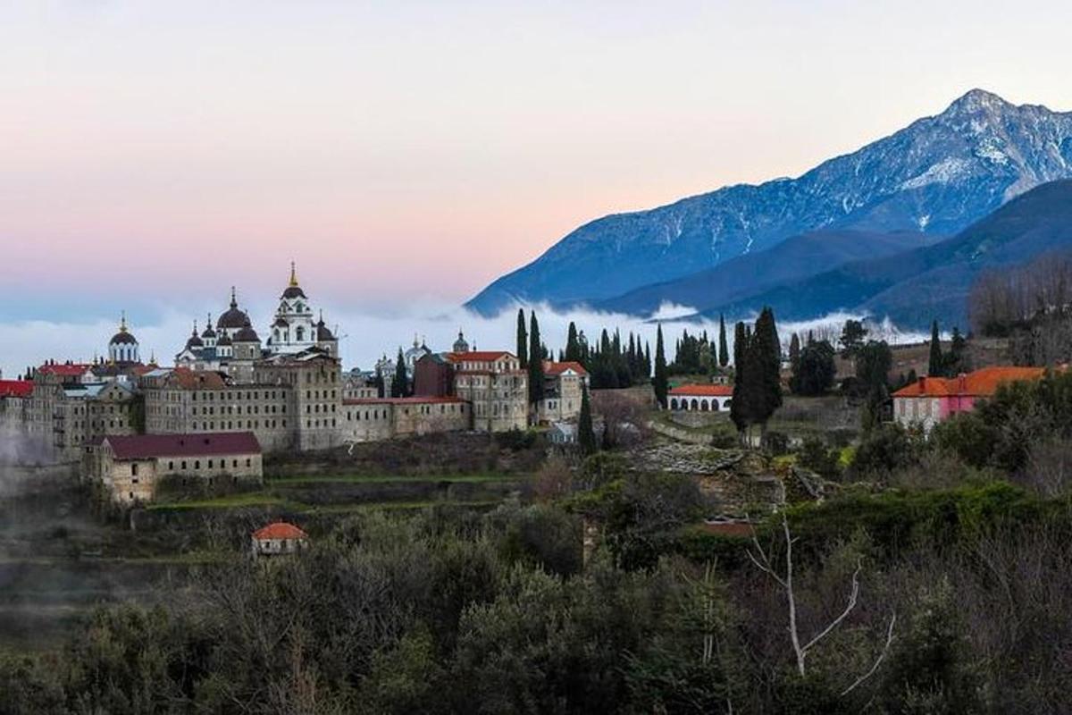 una città con un castello e montagne sullo sfondo