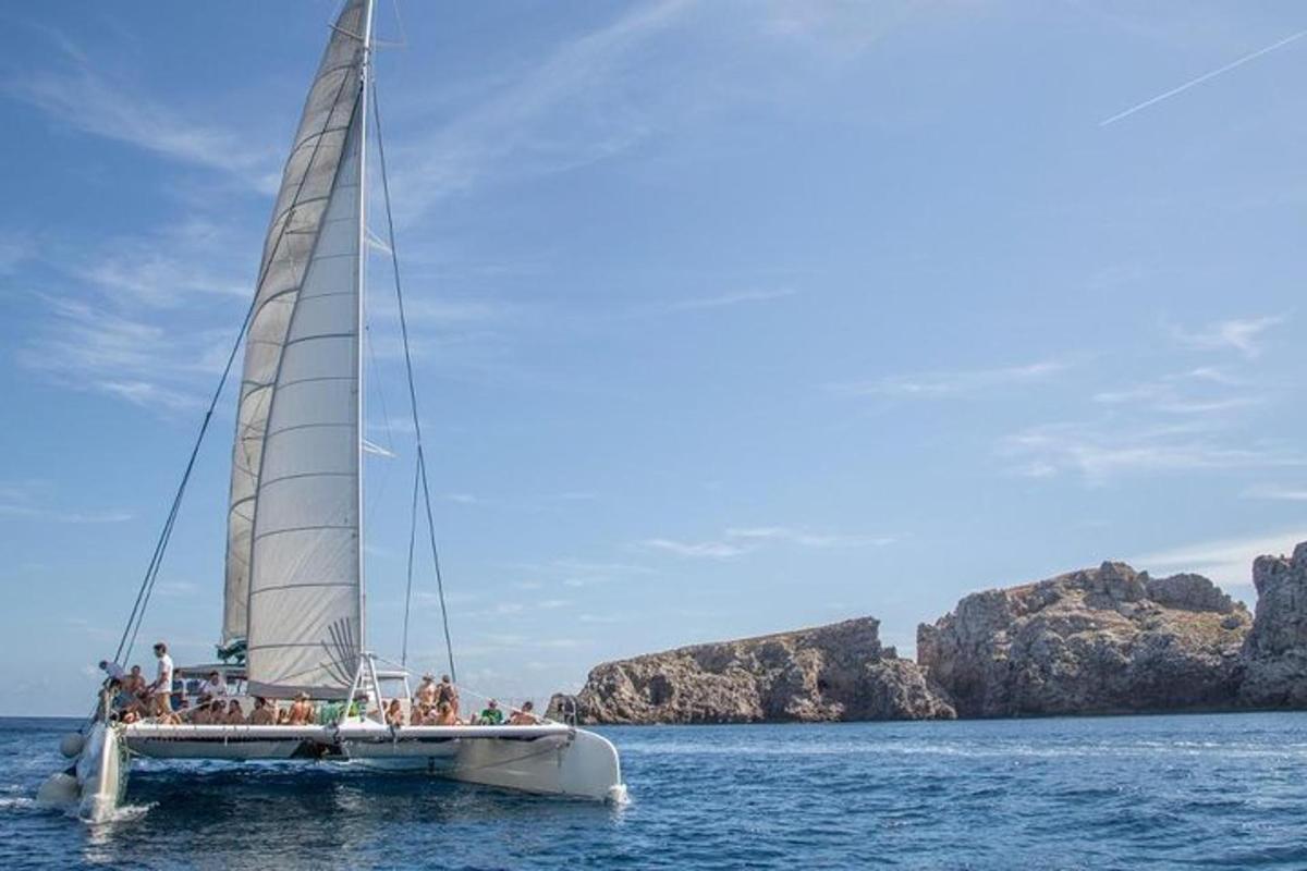 Un velero con gente a bordo en el agua.