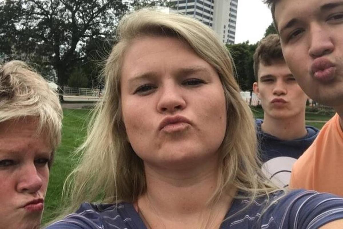 grupp noori mehi, kes seisavad naise ümber