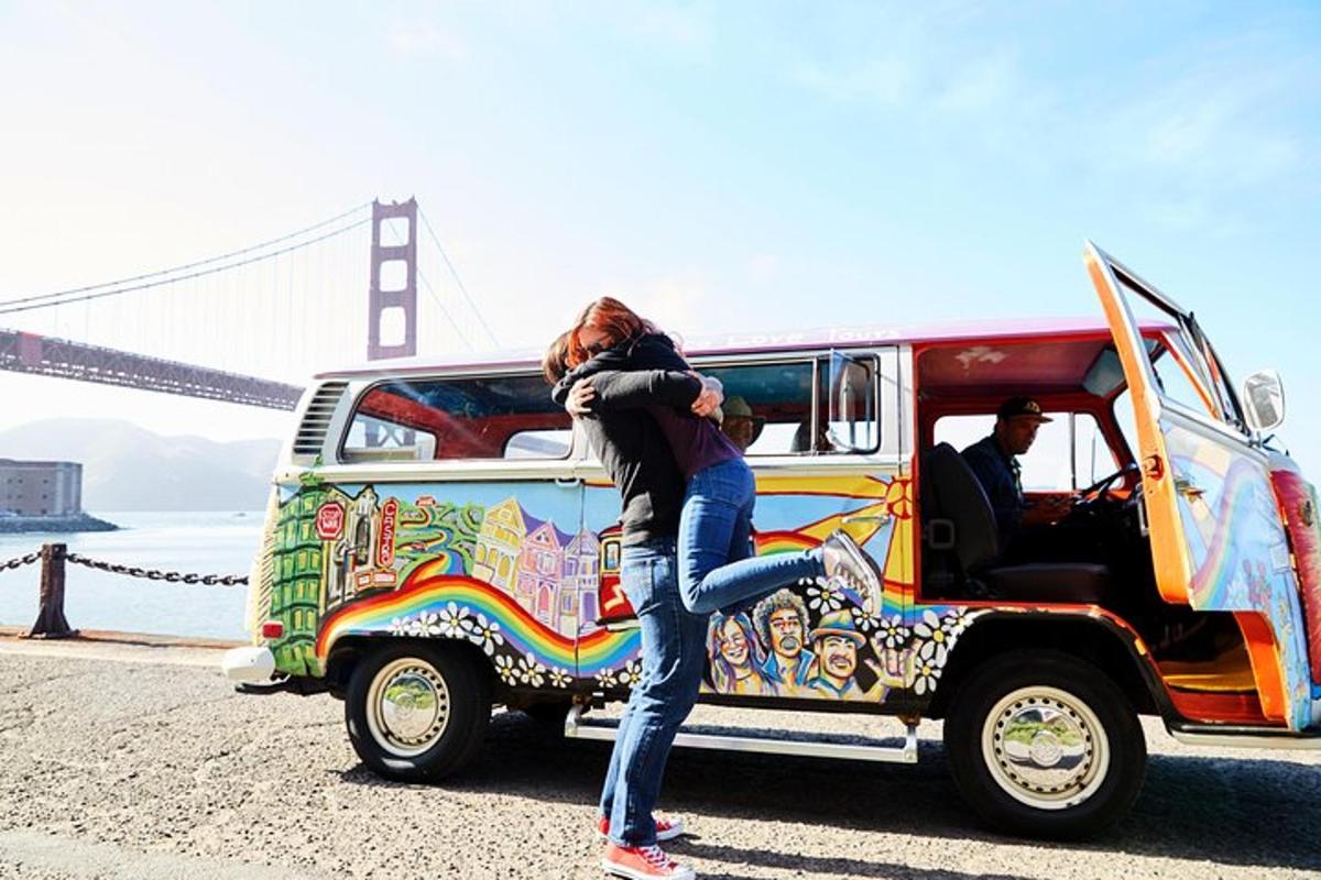Žena objímající dodávku s mostem Golden Gate