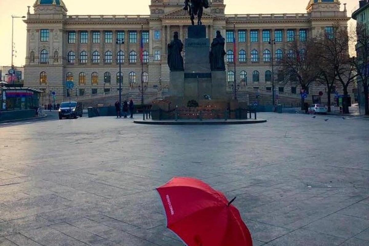 rdeč dežnik pred veliko stavbo