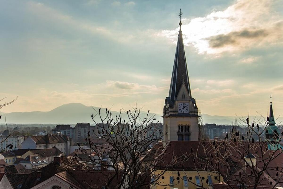 o turlă de biserică cu turn cu ceas într-un oraș