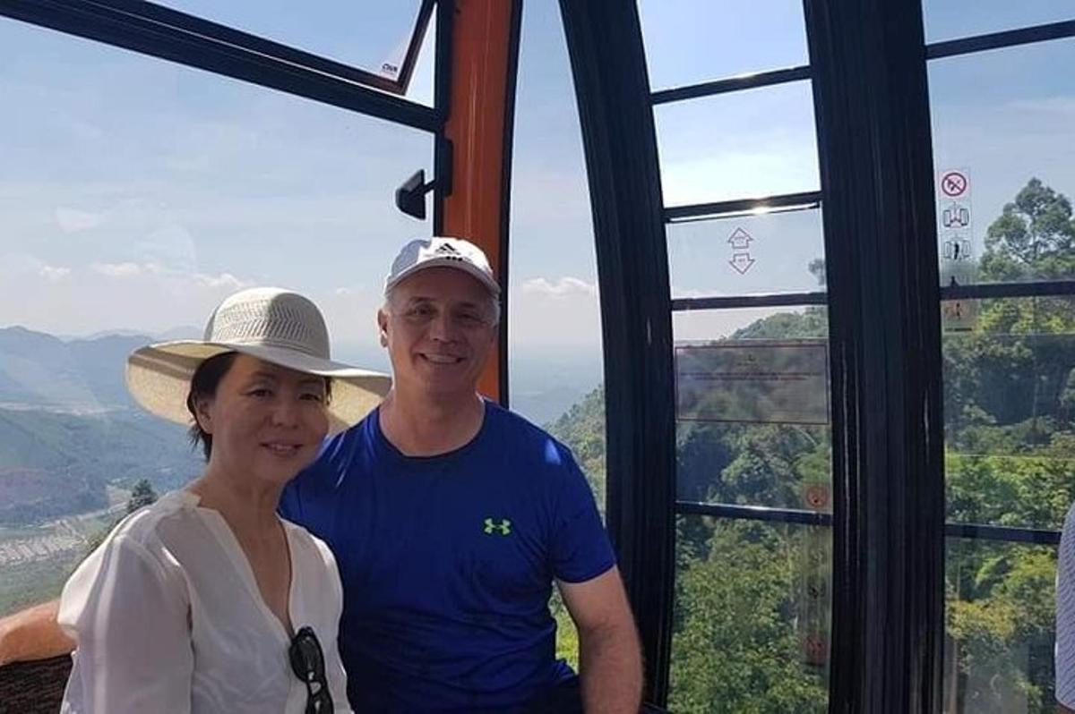 muž a žena stojící před oknem