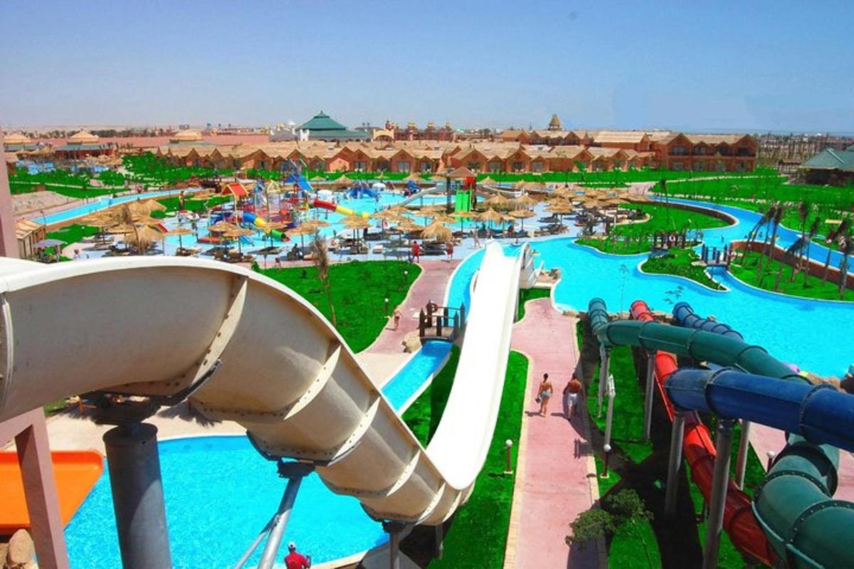 kaydıraklı ve su parklı bir su parkı