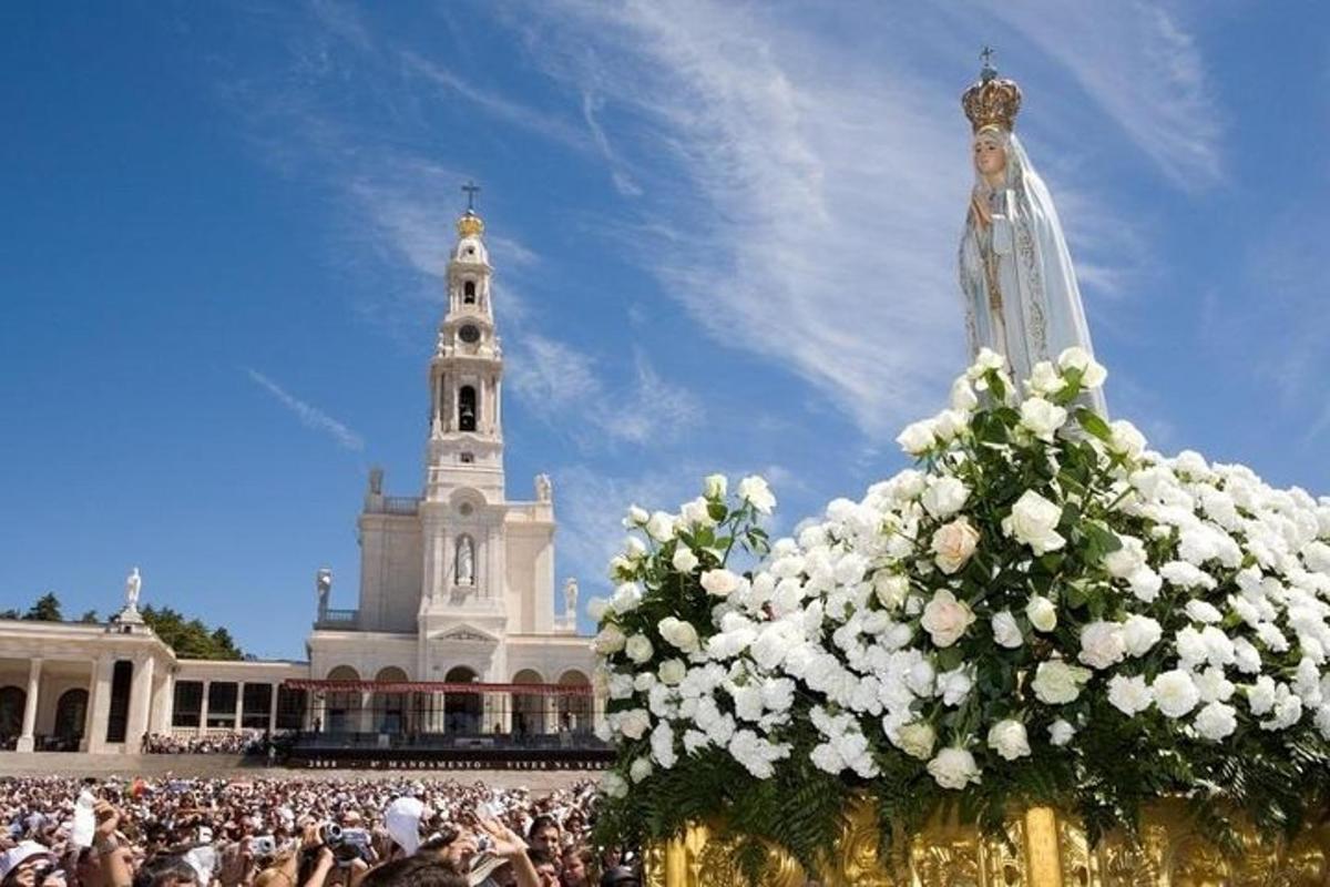 uma multidão de pessoas em pé em frente a um prédio com uma igreja