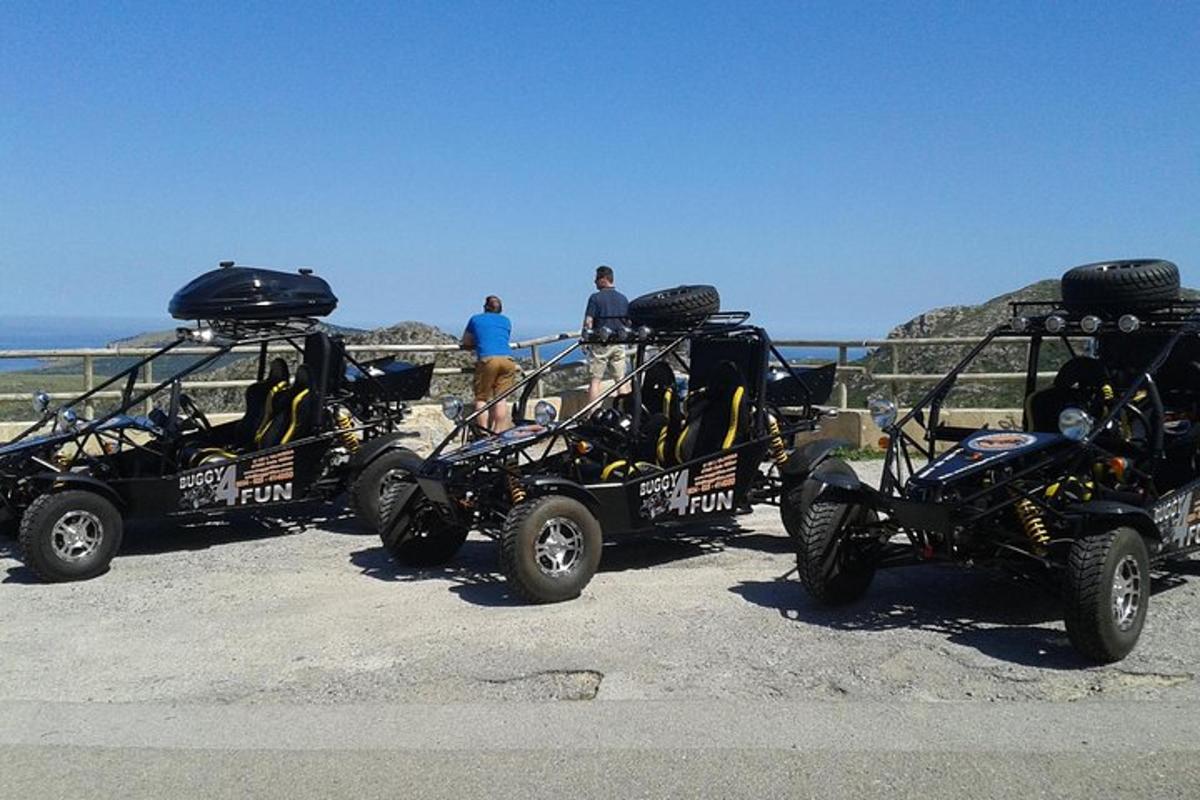 μια ομάδα τεσσάρων ATV παρκαρισμένων στην παραλία