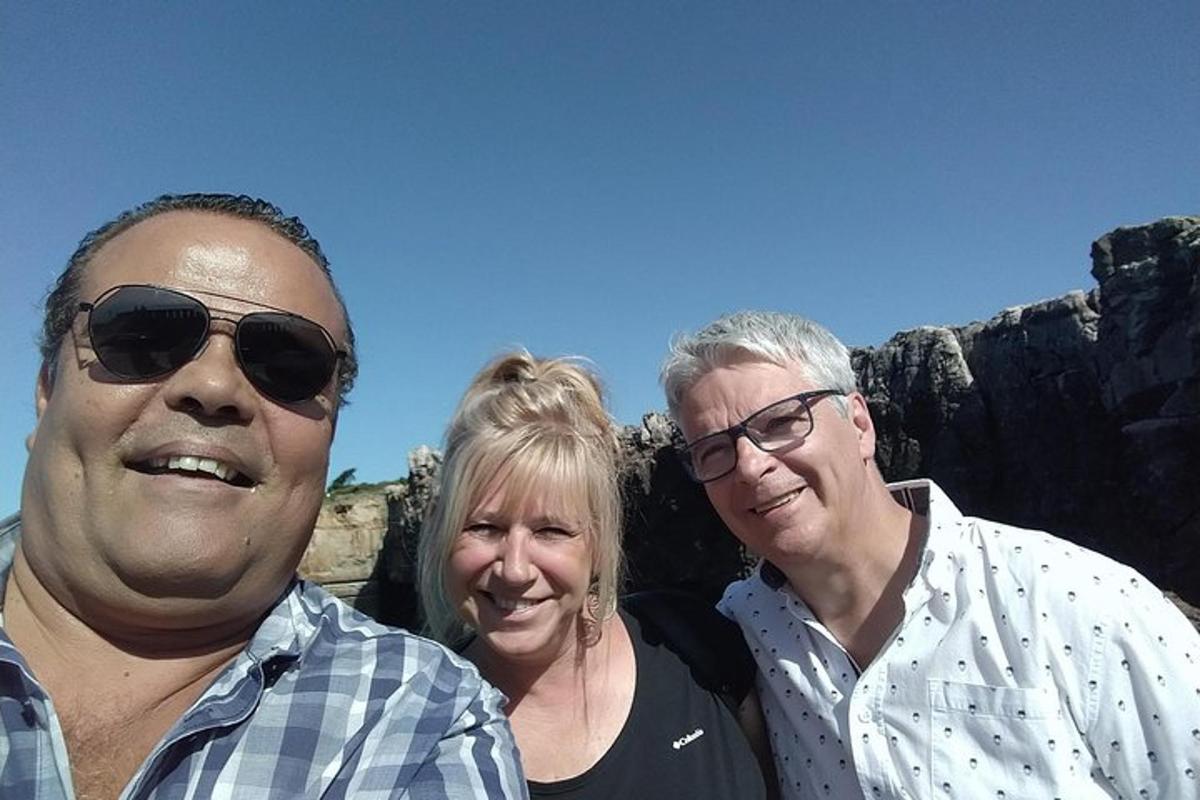 Un grupo de tres personas posando para una fotografía