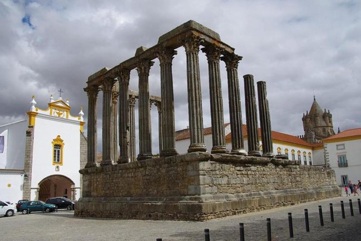 un edificio con columnas delante de un edificio