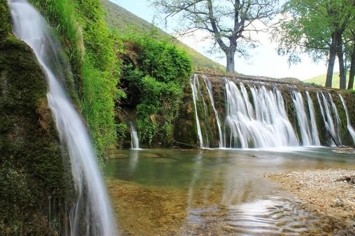una cascada frente a una gran cascadaiterator